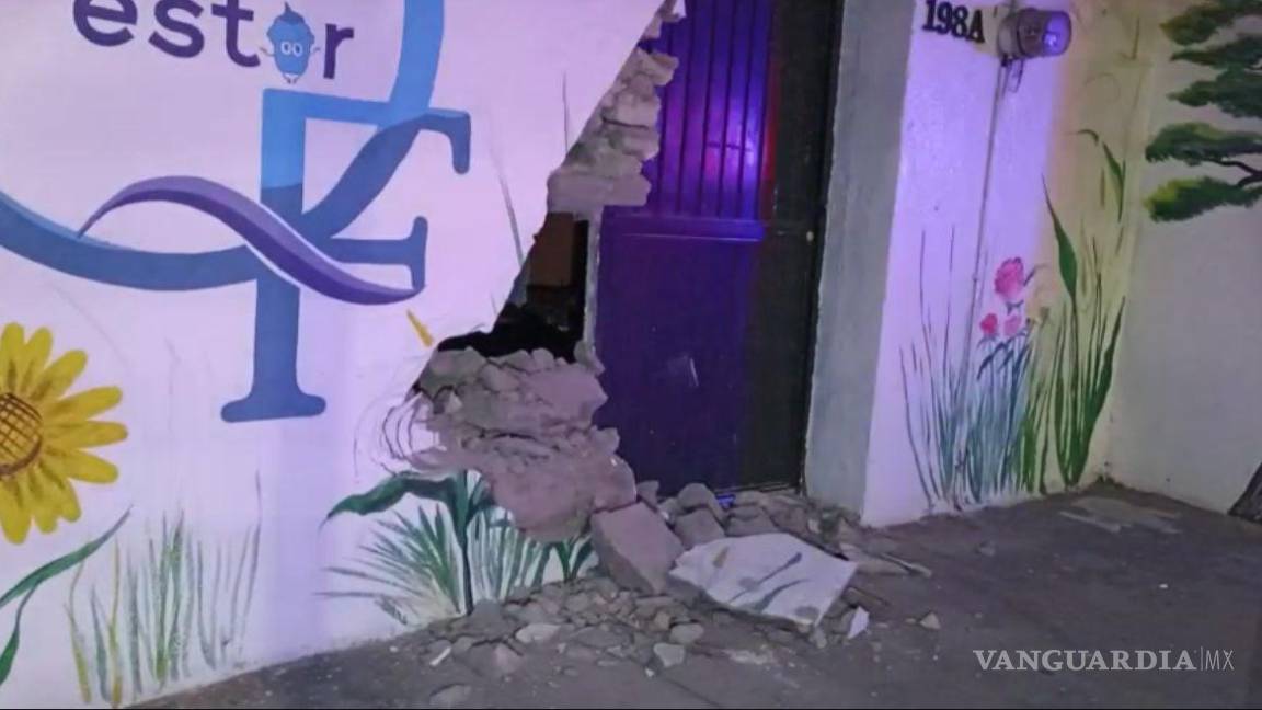 $!El vehículo terminó impactado contra la fachada de una vivienda, tras chocar previamente con dos autos estacionados.