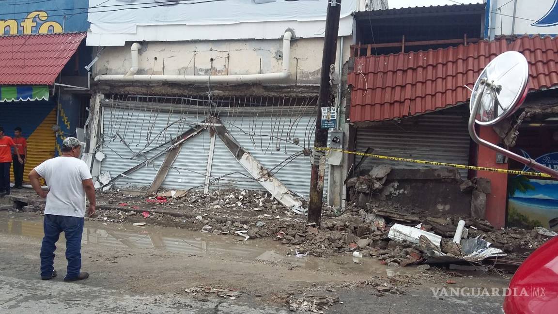 Colapsa parte de la fachada de un negocio del centro de Monclova por las lluvias
