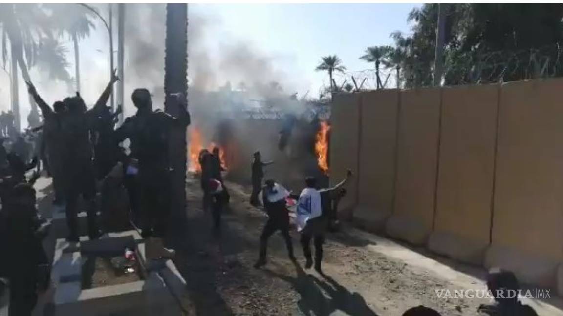 Manifestantes asaltan e incendian embajada de EU en Irak; embajador es evacuado