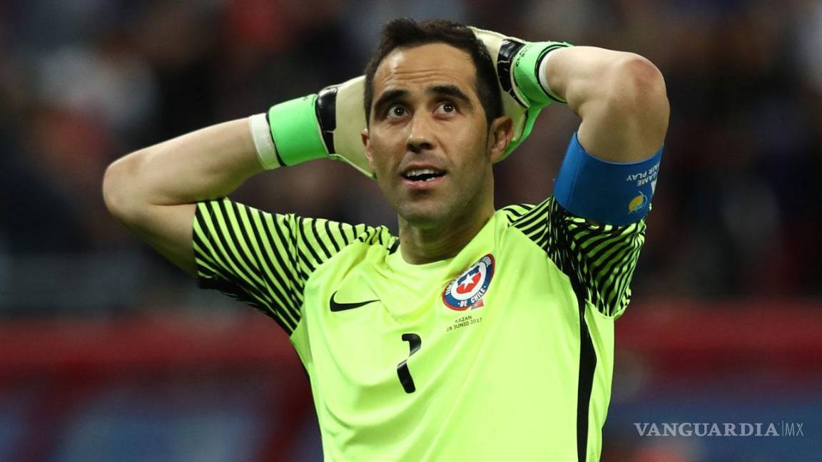 Se 'pelea' Claudio Bravo con su Asociación de Futbol y rechaza convocatoria a Selección