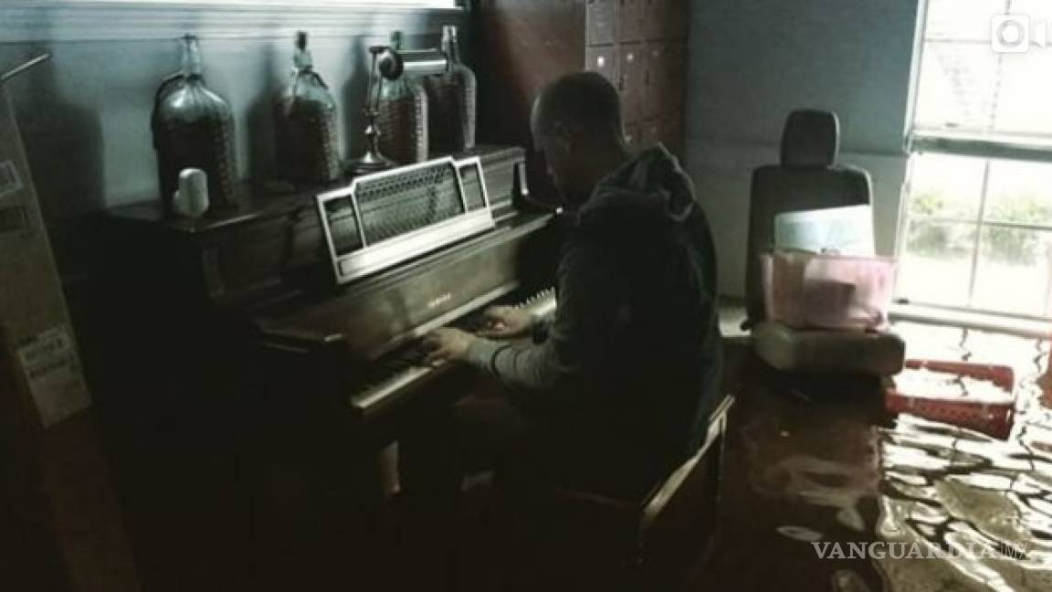 Hombre toca el piano tras regresar a su casa inundada en Texas