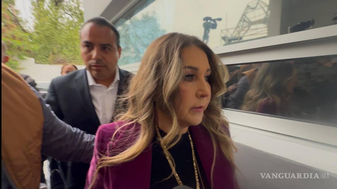 Visiblemente afectada, Alicia Villarreal asiste a ampliar denuncia contra Cruz Martínez