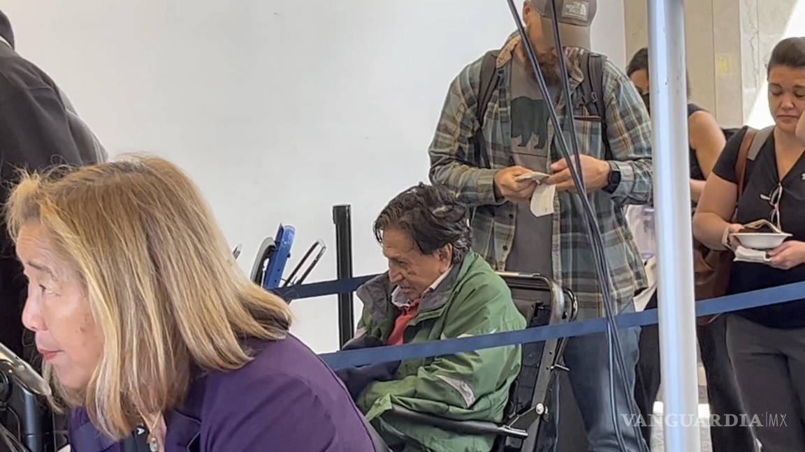 $!Captura de un video donde se puede ver al expresidente peruano Alejandro Toledo esperando para volar desde el Aeropuerto Internacional de San Francisco al de Los Ángeles.