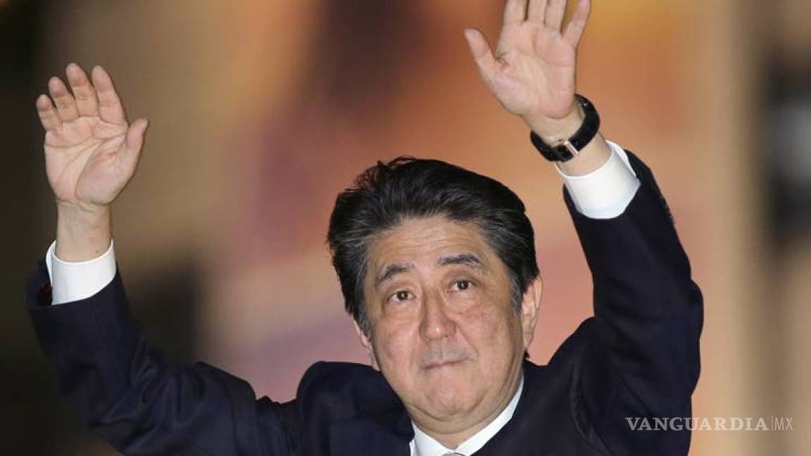 Abe logra una fácil reelección en comicios de Japón