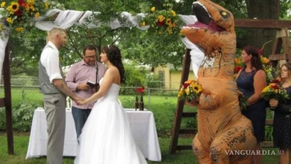 Conoce a la 'tiranodama de honor' que esta 'afortunada' novia tuvo en su boda (VIDEO)
