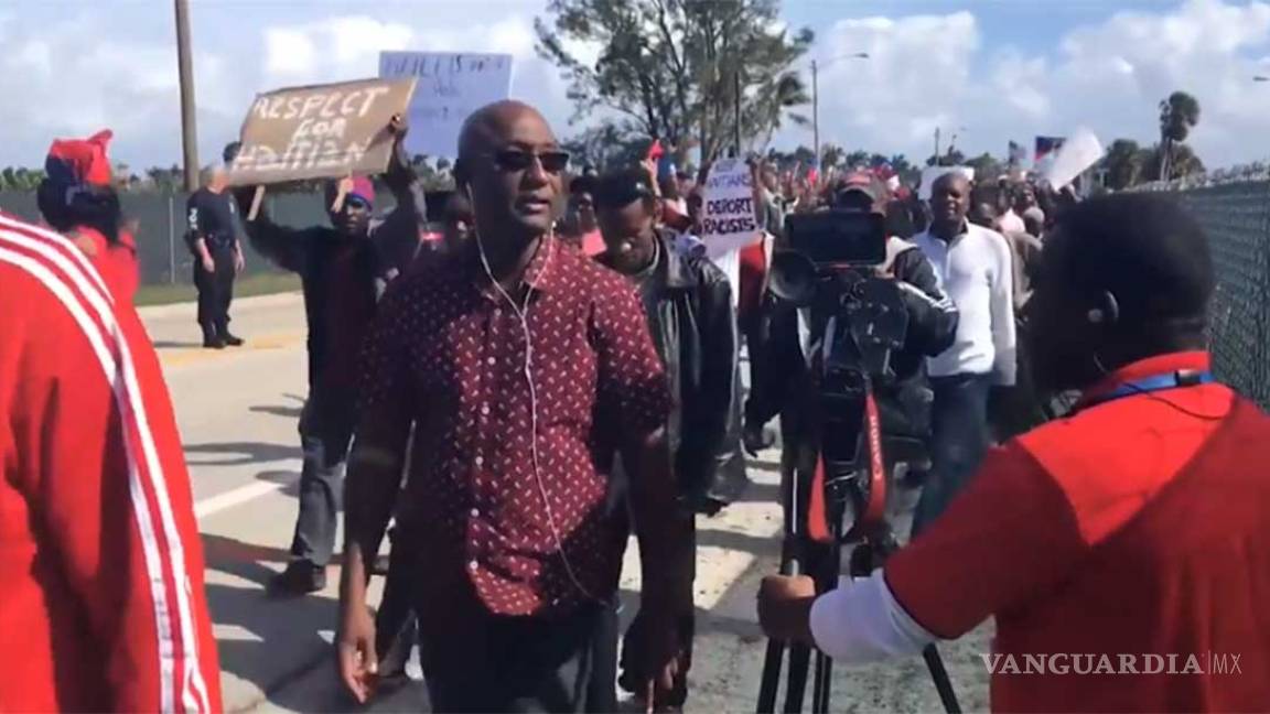 Haitianos protestan fuera del campo de golf de Trump; exigen que se disculpe