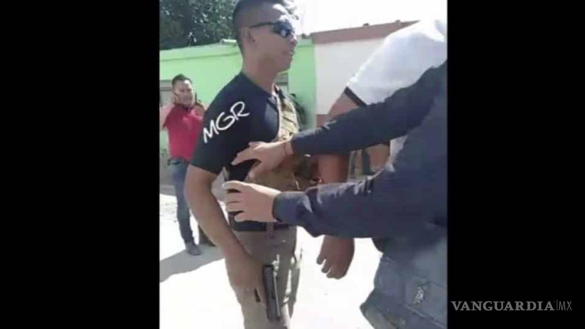 Policía apunta con pistola a manifestantes durante visita de AMLO en Morelos