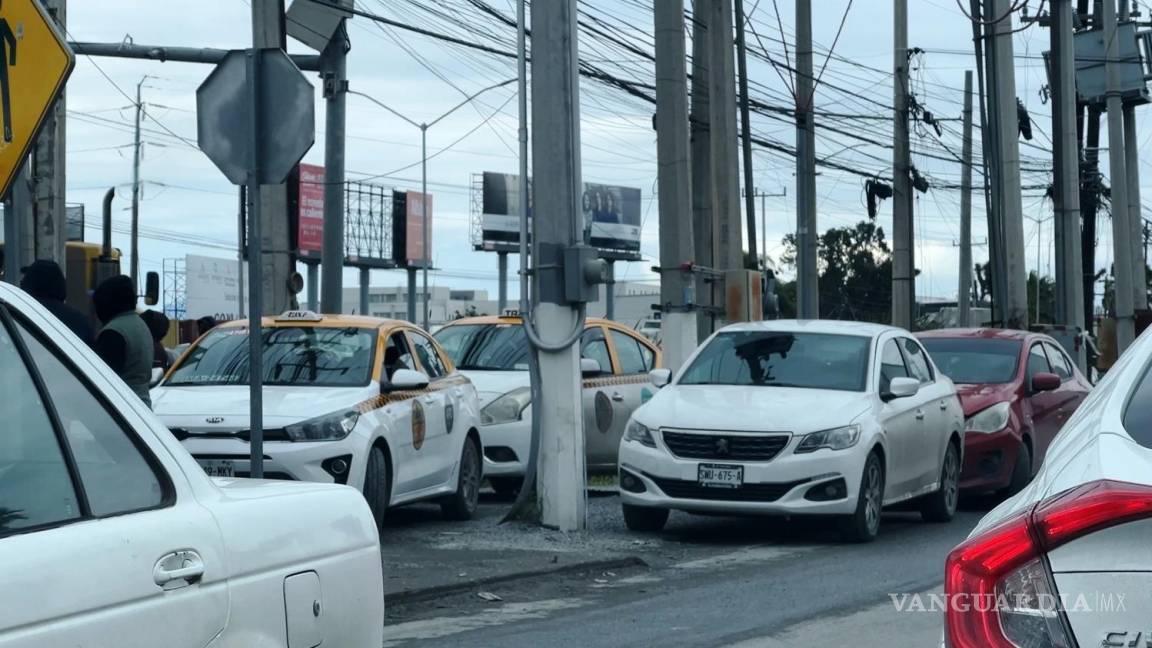 Taxis piratas toman el control del aeropuerto de Monterrey