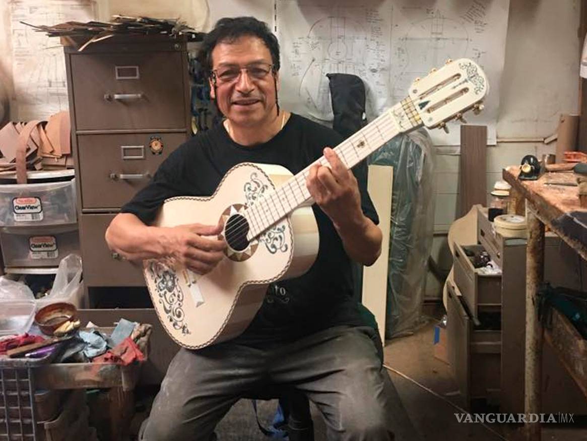 $!Reconocen a creador de la guitarra de Coco