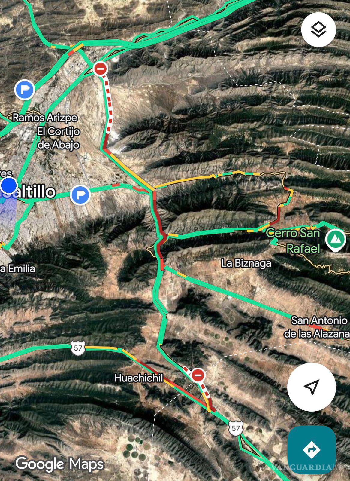 $!La fila de automóviles avanzó lentamente desde el Puerto de Flores hasta la cabecera municipal de Arteaga.