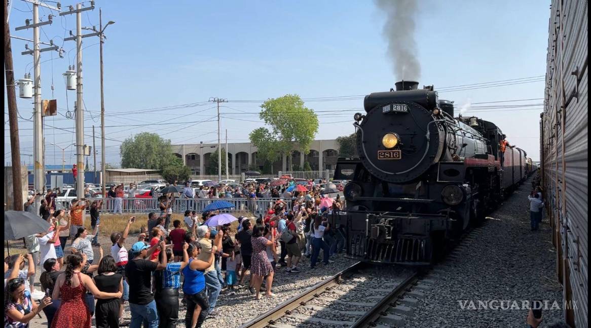 Entre aplausos, reciben saltillenses a ‘La Emperatriz’, locomotora con destino a CDMX
