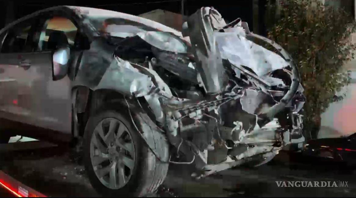 $!La camioneta Honda CR-V quedó incrustada en el interior de una vivienda en la colonia Morelos, luego de que la conductora intentara escapar de un presunto asalto.