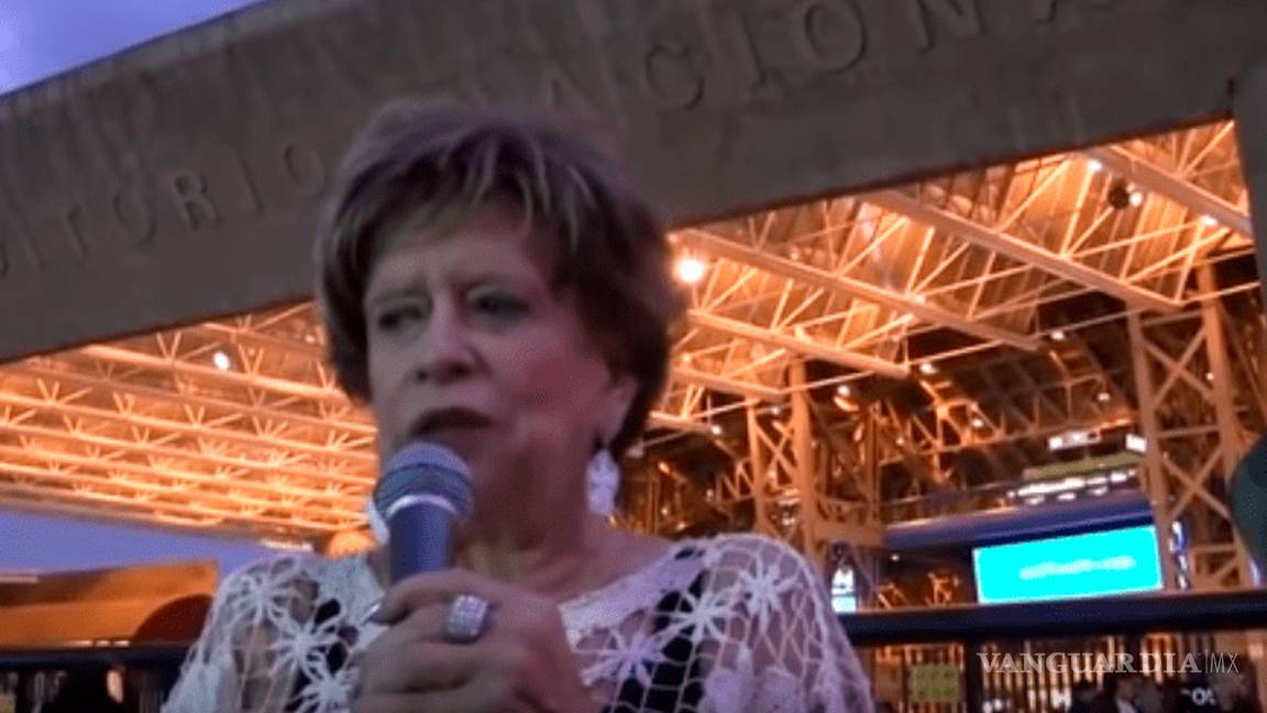 $!Luis Miguel se deja besar y tocar por su fan número uno