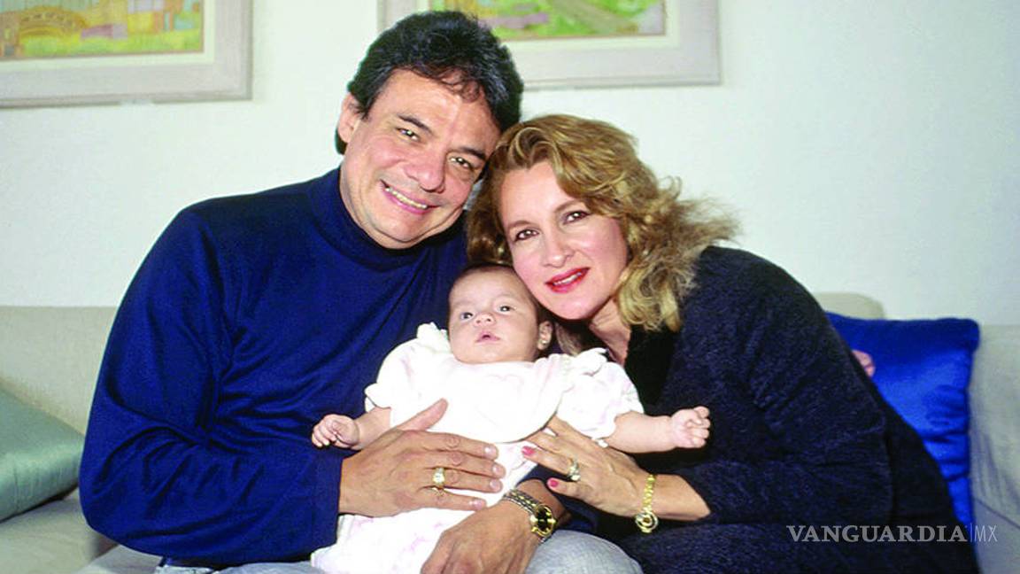 $!Sara Salazar, ¿padece de sus facultades mentales?; cuestionan su salud tras captarla con una bolsa de papel en la cabeza