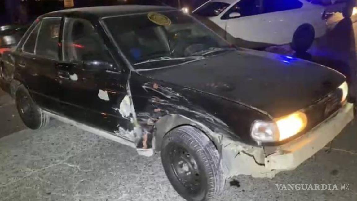 $!El vehículo Nissan Tsuru fue abandonado tras el choque registrado en el libramiento Óscar Flores Tapia.