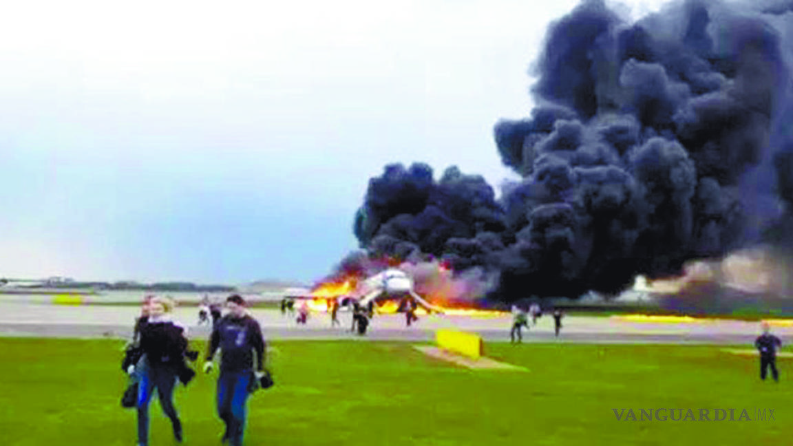 AVIÓN SSJ-100 se incendia en Moscú; Deja 40 muertos aterrizaje forzoso