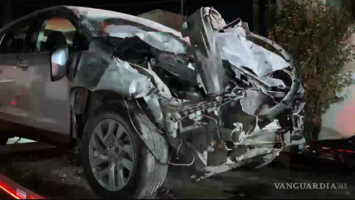 $!La camioneta Honda CR-V quedó incrustada en el interior de una vivienda en la colonia Morelos, luego de que la conductora intentara escapar de un presunto asalto.