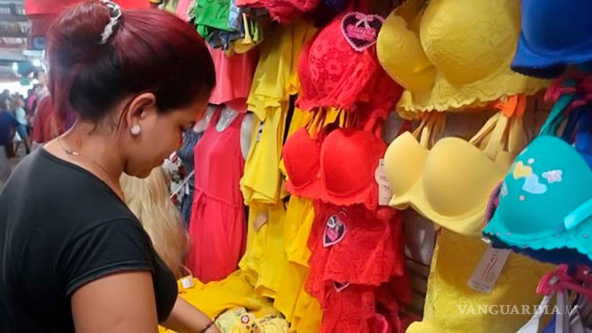 ¿Rojos o amarillos? Compradores de Saltillo buscan el amor para 2022