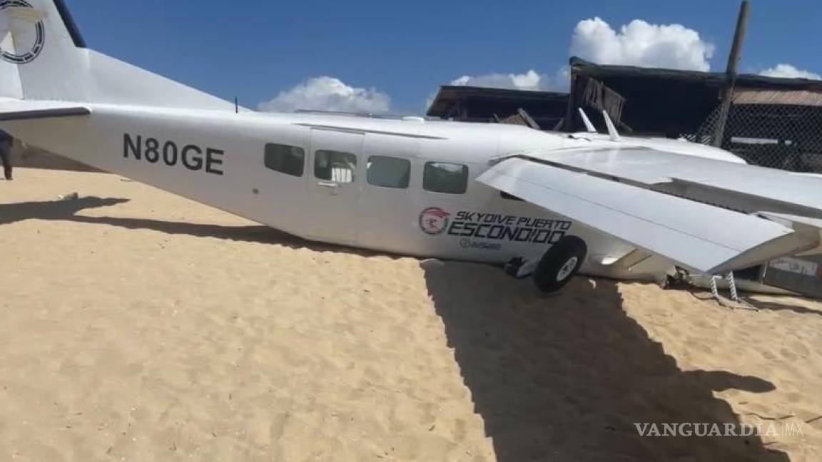 Avioneta aterrizó de emergencia en playa de Puerto Escondido; impactó una palapa, causando un muerto y cinco heridos