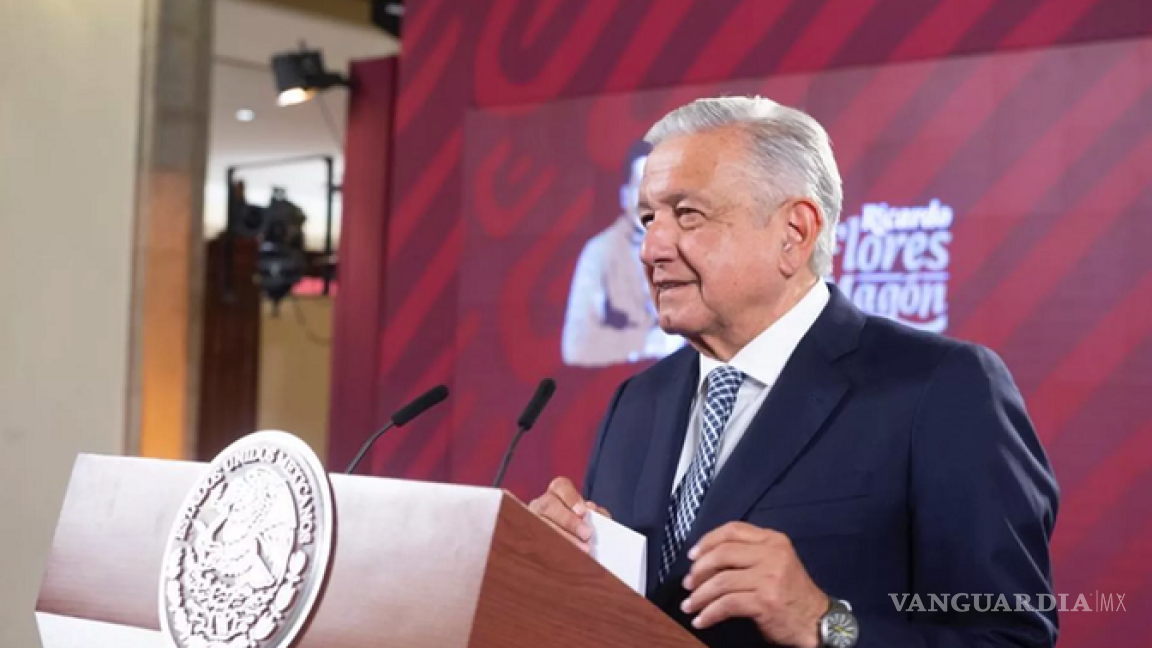 AMLO defiende a Vasconcelos y a Paco Ignacio Taibo II de Lilly Téllez