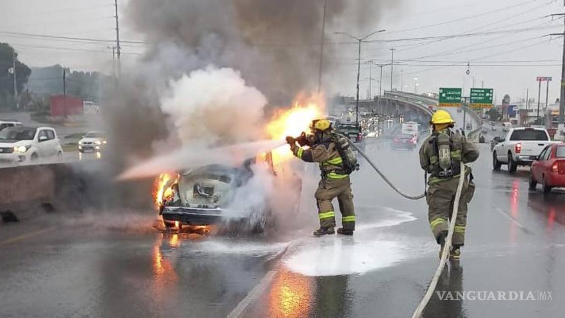 Se incendia Vocho al conducir en bulevar Fundadores de Saltillo
