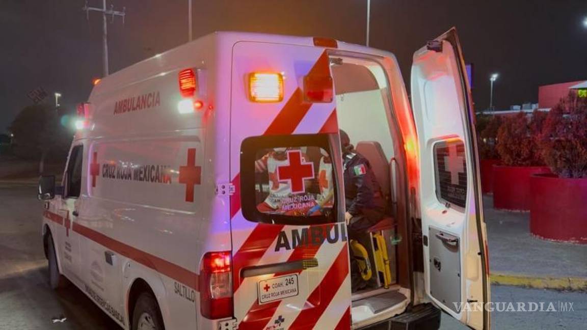 $!Paramédicos de Cruz Roja trasladan a la mujer para recibir atención especializada.