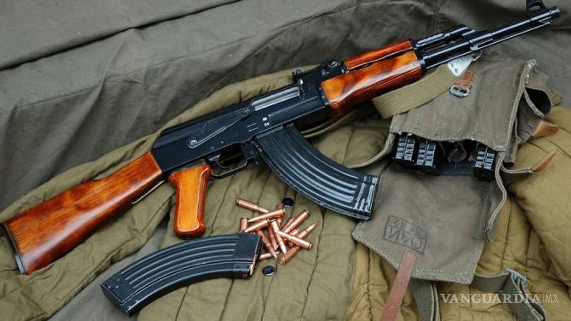 Ni tan barato ni fácil comprar un AK-47 y pasarlo a México