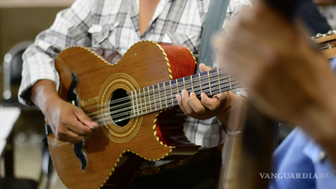 $!En una cantina de Saltillo le cantan a Lupe Tijerina