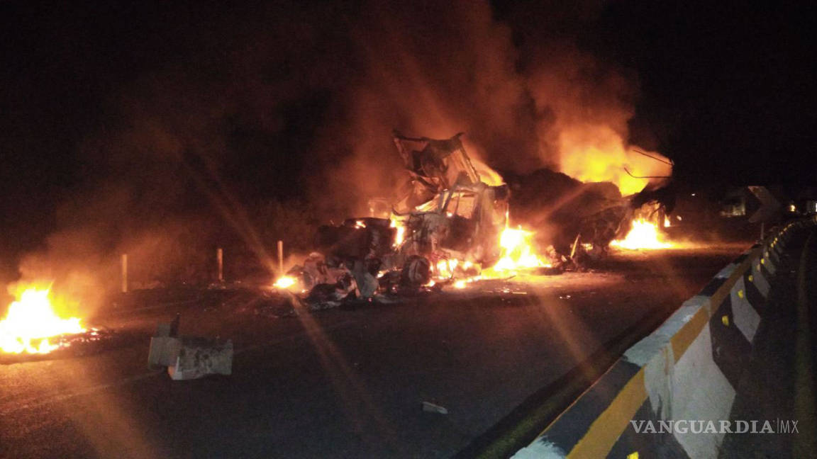 Acaban en cenizas dos tráileres de Lala tras fuerte impacto sobre la autopista a Torreón