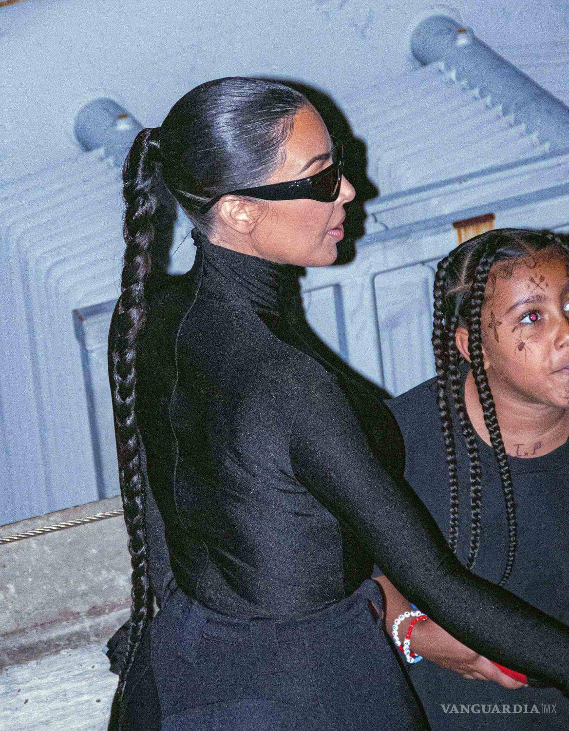 $!Kim estuvo presente animándolo tras bastidores junto a su hermana Khloe y su mamá.