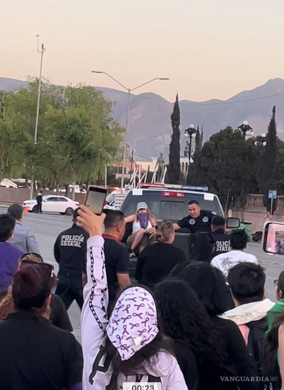 $!Una joven acompañó a una mujer transgénero durante la marcha del 8M en Saltillo, en medio de un ambiente de solidaridad y resistencia ante las detenciones.