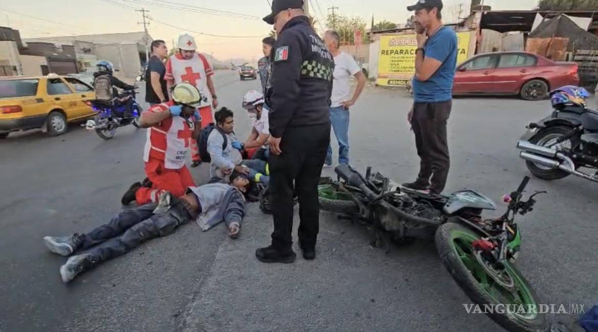 Conductor embiste a albañiles que viajaban en moto, en Saltillo