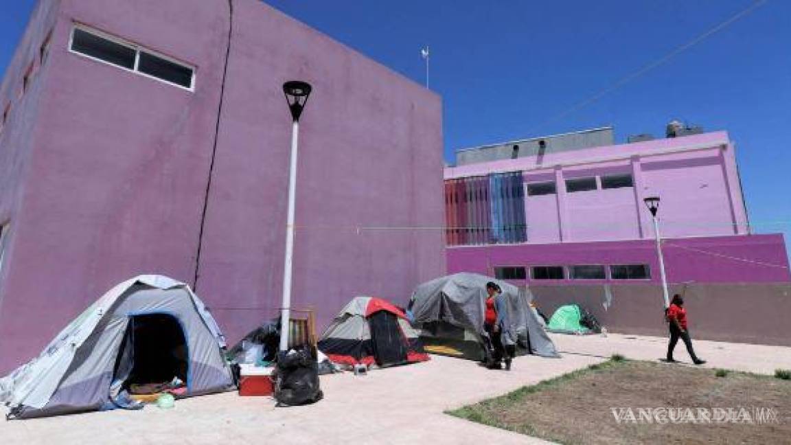 Madres enfrentan frío al exterior de Hospital Materno Infantil de Saltillo