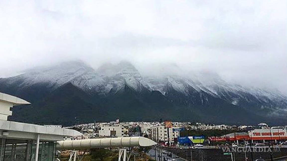 Regiomontanos contentos por nieve en el Cerro de la Silla