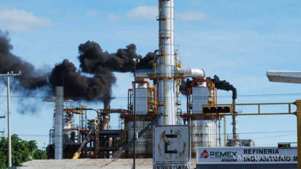 Polemizan por futuro energético de México ante caída de petróleo