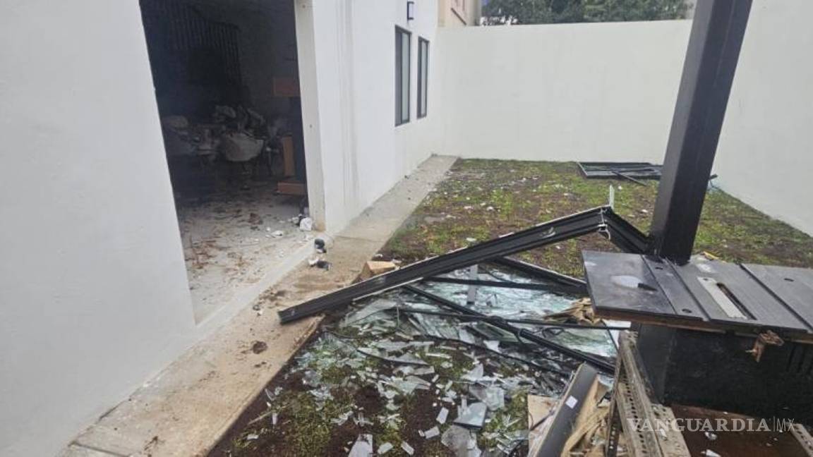 $!Los daños en el hogar fueron significativos, con mobiliario afectado y partes de la vivienda destruidas.