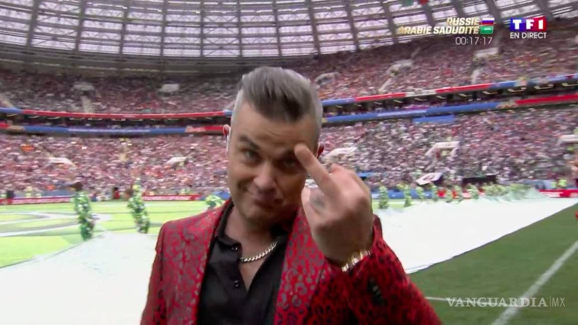 Robbie Williams muestra el dedo en plena inauguración de Rusia 2018