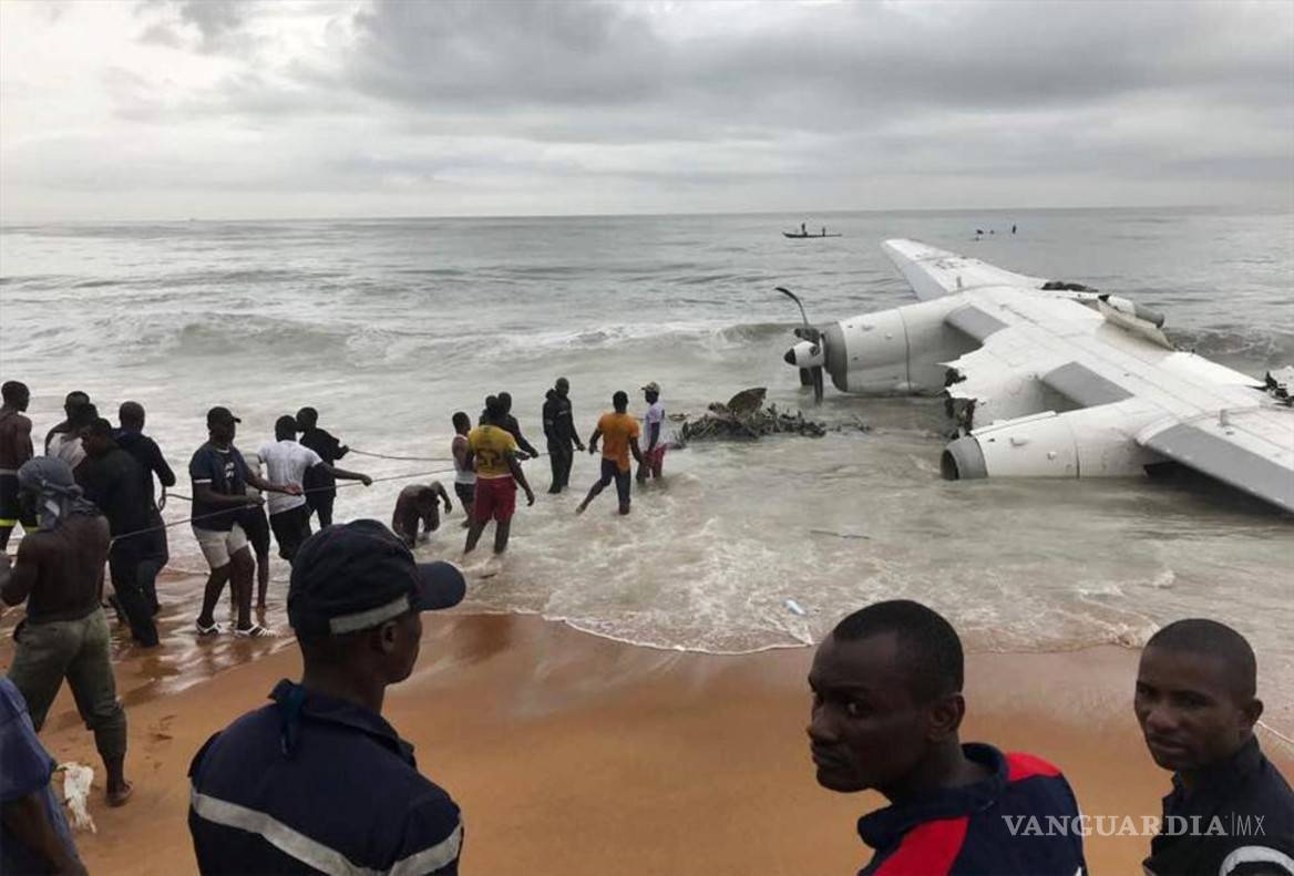 $!Avión pierde el control y se estrella en Costa de Marfil, hay tres muertos