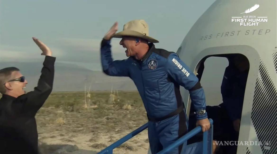 $!Histórica tripulación regresa con Jeff Bezos a la tierra después de viajar al espacio