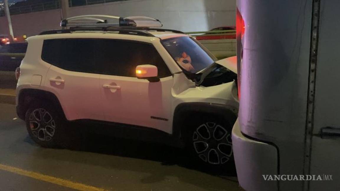 $!El choque entre la camioneta y el camión ocurrió en la madrugada, afectando brevemente la circulación en el Periférico Luis Echeverría.