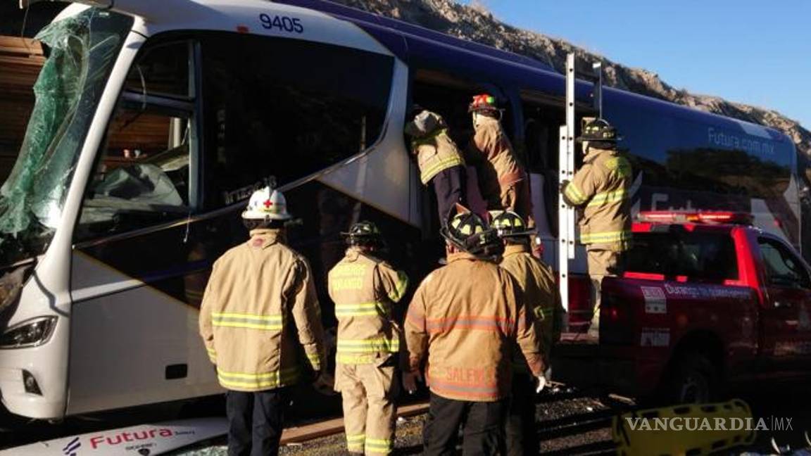 $!Seis muertos y 21 lesionados en choque de autobús y camión en la carretera Durango - Mazatlán