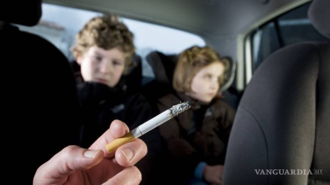 Sancionarán en Coahuila a conductores que fumen con menores a bordo del vehículo