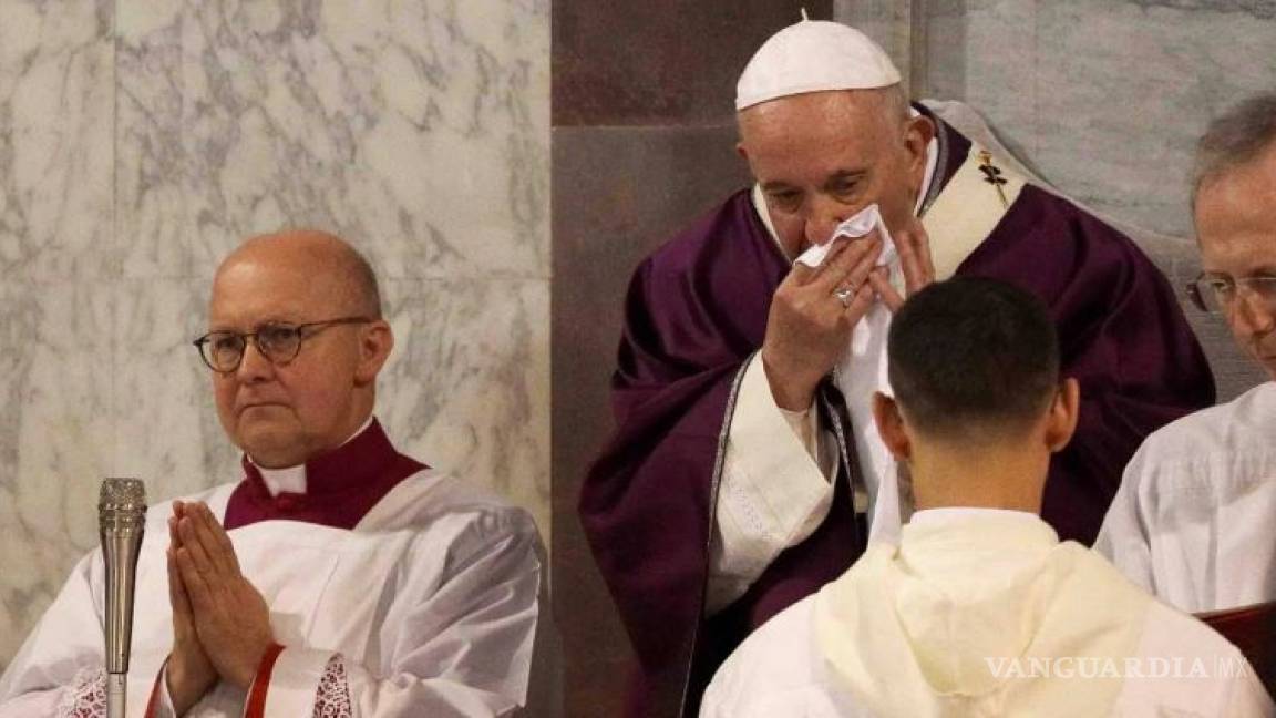 ¿El Papa Francisco con coronavirus?... fue captado limpiándose la nariz y tosiendo durante misa por el Miércoles de Ceniza