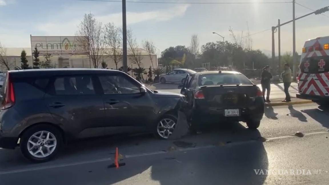 Vehículo se ‘adueña’ de bulevar y causa choque contra camioneta en Saltillo