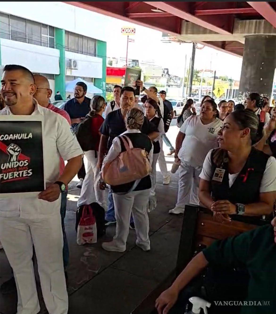 $!Trabajadores de todas las áreas participaron en la manifestación.