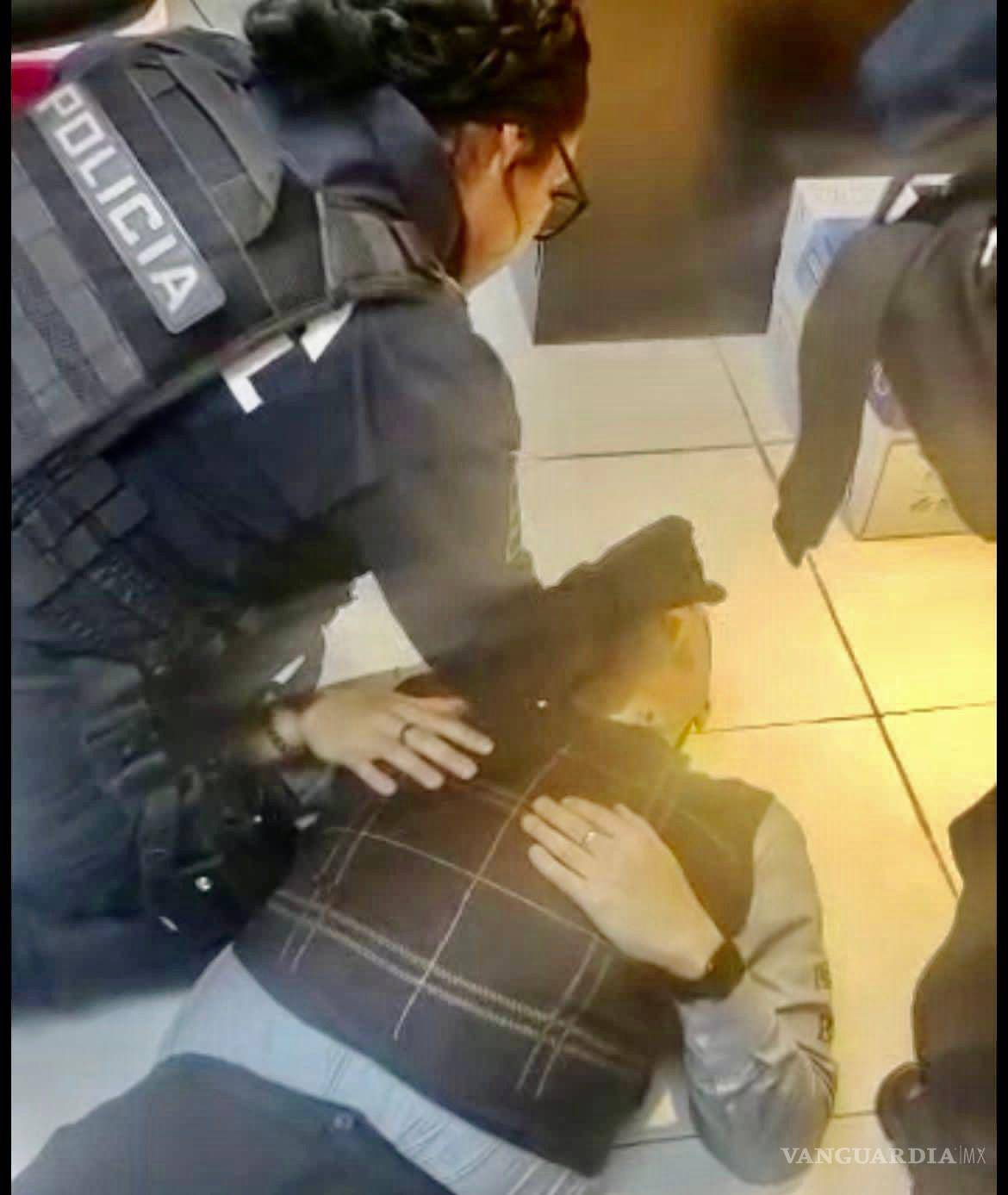 $!Un hombre se desvaneció en una de las zapaterías del centro de la ciudad; fue estabilizado por elementos de la Comisaría de Seguridad.