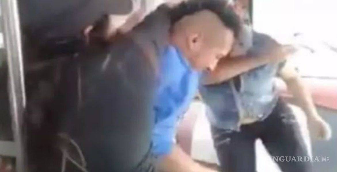 'La chancla voladora'... intentaba robar un camión de pasajeros en el que viajaba su mamá... y ella lo ataca a chanclazos