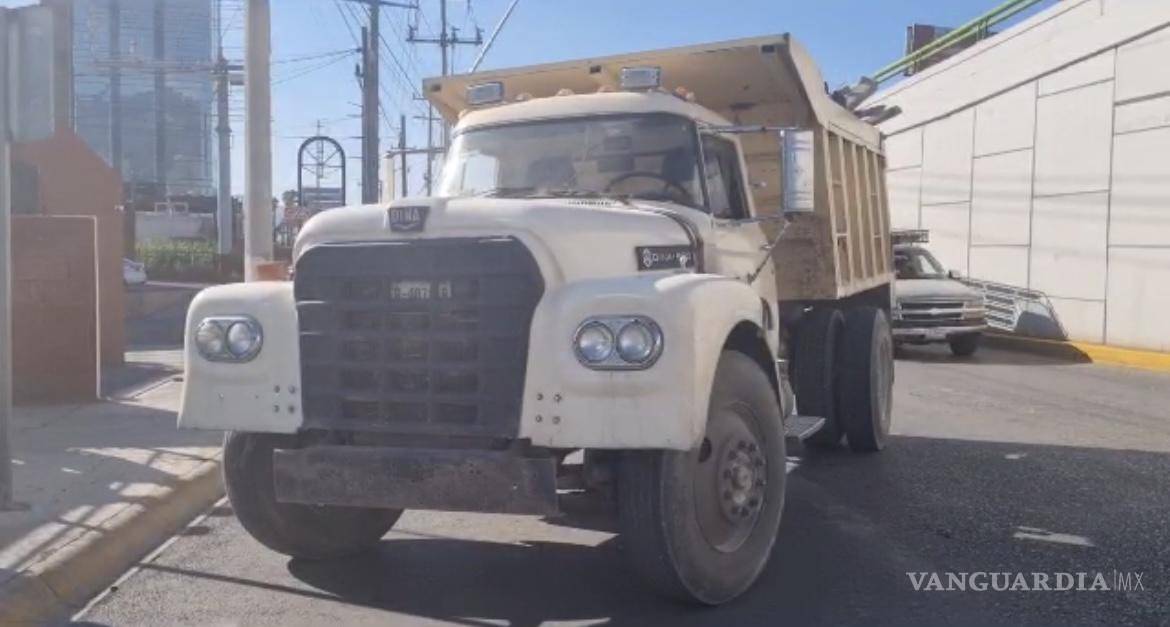 Camión de materiales derriba a motociclista en periférico LEA de Saltillo