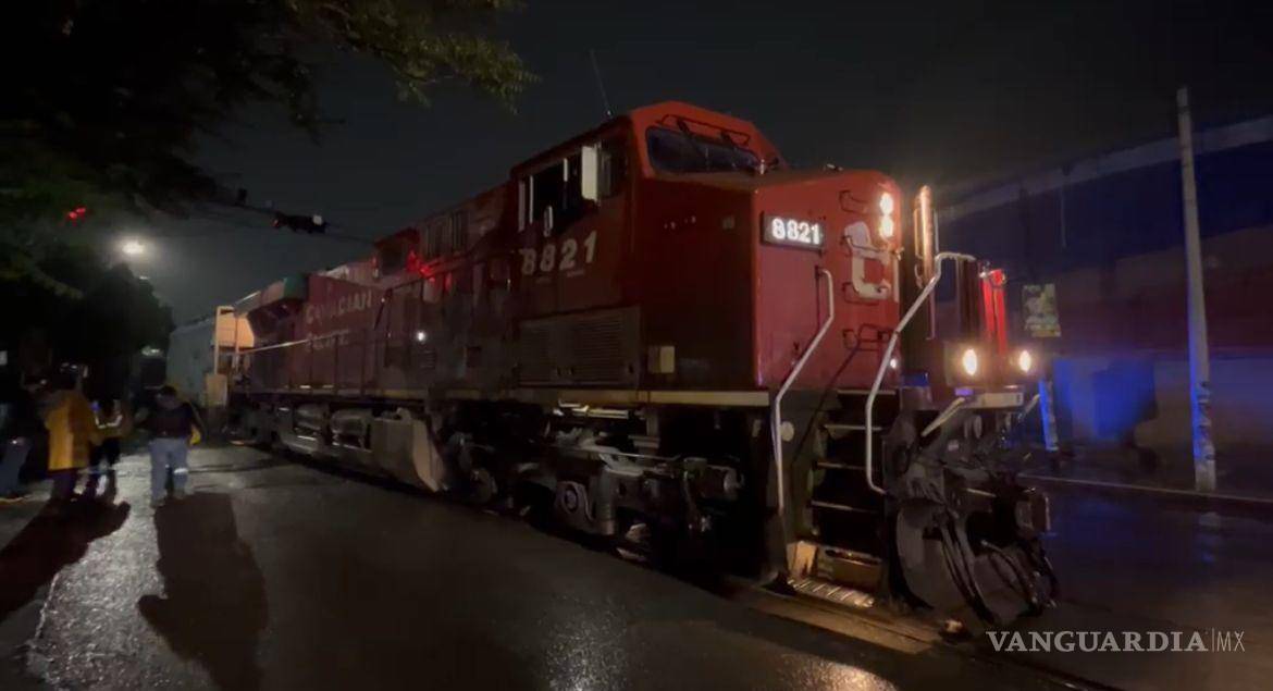 $!El trabajador fue trasladado de emergencia al IMSS con lesiones de gravedad, luego de ser liberado de entre los restos del vehículo impactado.