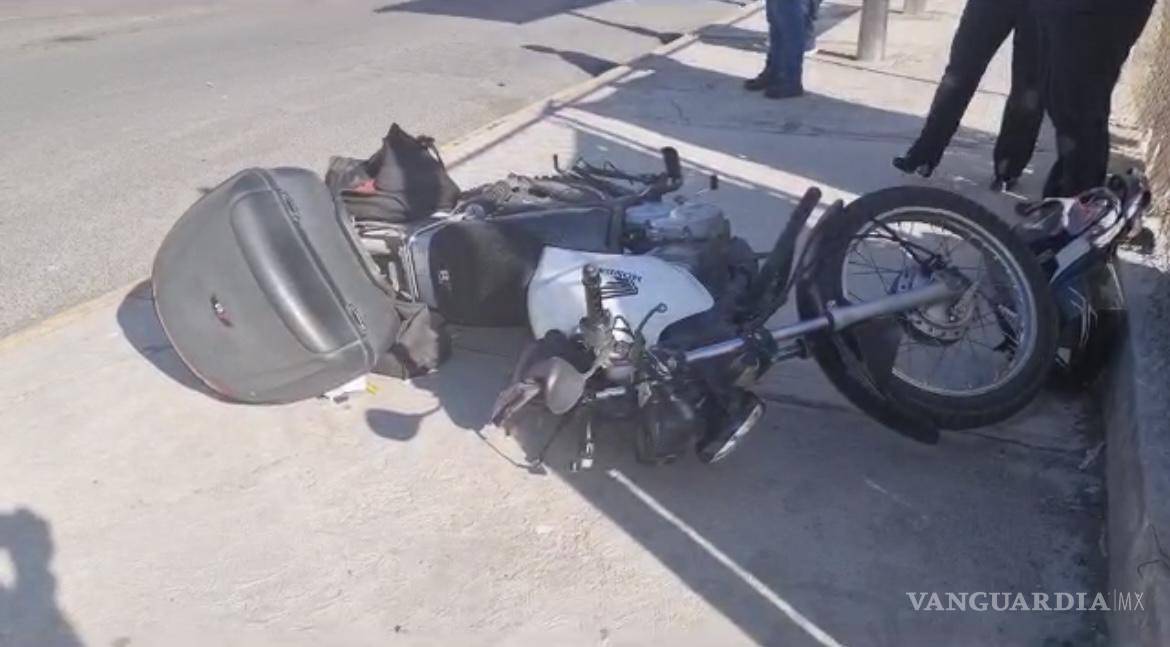 Camión de materiales derriba a motociclista en periférico LEA de Saltillo